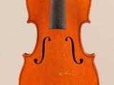 un violon orange avec un archet noir sur fond blanc