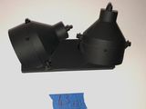 un gros plan sur une paire de lampes noires posées sur une surface blanche