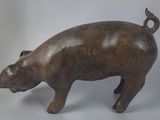 statue d'un cochon brun sur fond blanc