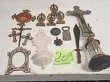 une table sur laquelle se trouvent de nombreux objets différents