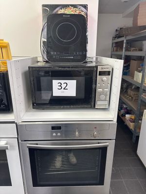 trois micro-ondes empilés les uns sur les autres dans un magasin