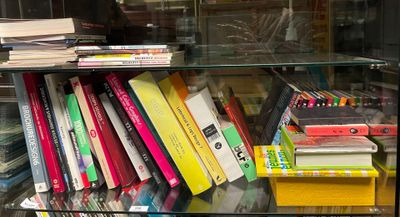 une vitrine en verre contenant des livres, dans un magasin