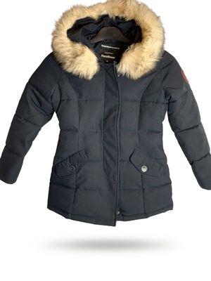 Gros plan sur une veste à col en fourrure sur fond blanc
