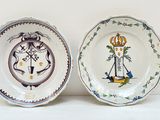 deux assiettes à motifs