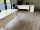 deux bureaux et une chaise dans une pièce
