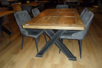 une table en bois entourée de chaises dans un restaurant