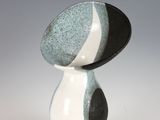un vase noir et blanc posé sur une table blanche