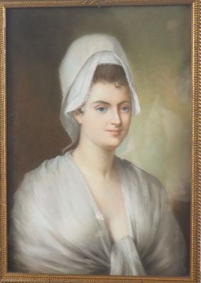 portrait d'une femme portant un châle blanc et un foulard blanc sur la tête