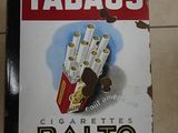 une pancarte posée par terre sur laquelle on peut lire « tabacs cigarettes balito »