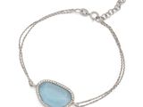un bracelet composé d'une pierre bleue et de diamants montés sur une chaîne
