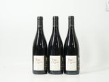 trois bouteilles de vin sont posées sur une surface blanche, devant un fond blanc