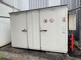 un conteneur de stockage blanc posé au milieu d'un parking