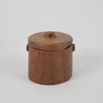 une vieille boîte en bois avec un couvercle, sur fond blanc
