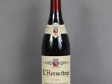 une bouteille de vin posée sur une table