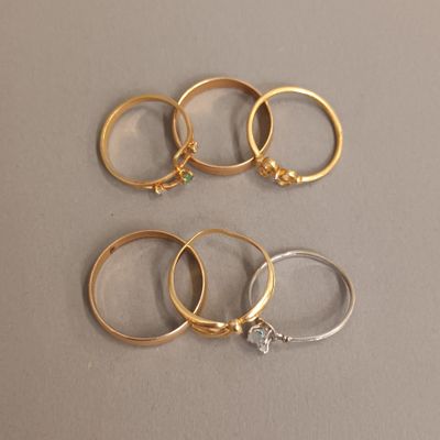 Deux alliances en or jaune, trois bagues de jeune filles en …