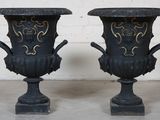 deux vases noirs ornés de motifs dorés