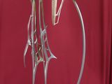une lampe posée sur une table recouverte d'un tissu rouge