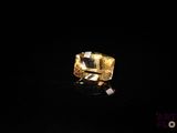 gros plan d'un diamant jaune sur une surface noire