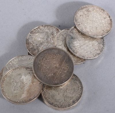 une pile de pièces de monnaie posée sur une table