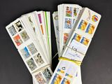 quatre piles de cartes à jouer posées sur une table, sur fond noir