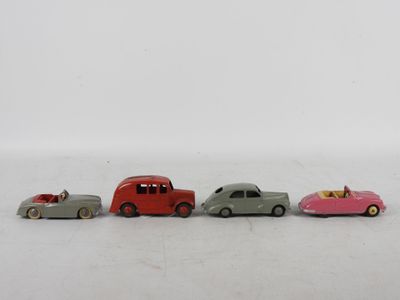plusieurs petites voitures sont alignées sur une surface blanche