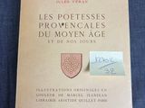 un vieux livre avec l'image d'un blason