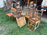 many chairs that are sitting in the grass outside