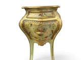 une image représentant un vase en or posé sur un socle, sur fond blanc