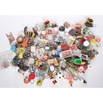 un tas de porte-clés de toutes sortes posés sur une surface blanche