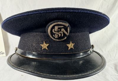 un chapeau orné d'une étoile sur fond blanc