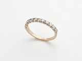 gros plan d'une bague en or sur fond blanc