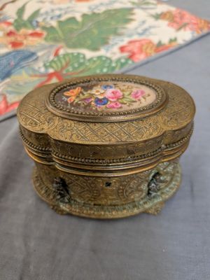 une boîte dorée posée sur une table bleue