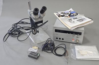 a microscope that is sitting on top of a table