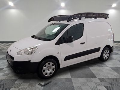 une photo d'une camionnette blanche équipée d'une galerie de toit