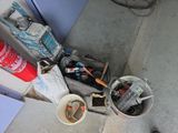 une photo montrant un tas de bric-à-brac par terre