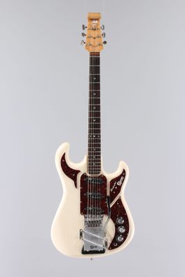 une guitare électrique blanche suspendue à une corde sur un fond gris