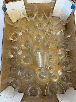 une boîte remplie de verres à vin vides posée sur une table