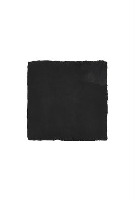 une image représentant une feuille de papier noire sur fond blanc