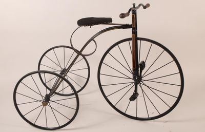 Tricycle pour enfant de style ancien noir avec liseré jaune …