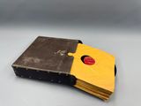 un livre jaune et noir orné d'un disque rouge