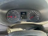 un gros plan du tableau de bord d'une voiture, avec un compteur de vitesse et un volant
