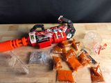 un pistolet jouet et quelques bonbons posés sur une table en bois