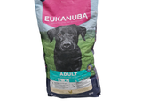 une image représentant un sac de croquettes pour chien sur fond blanc