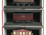 trois wagons de train miniature sont empilés les uns sur les autres