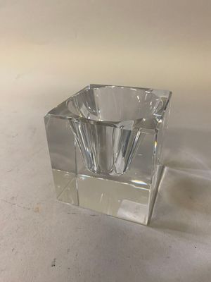 un petit vase en verre transparent posé sur une table