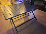 une table placée au milieu d'une pièce