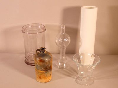 Sandra Rich (XXe) Vase rouleau en porcelaine blanche.