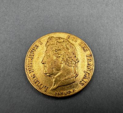 gros plan d'une pièce d'or sur laquelle figure le visage d'un homme