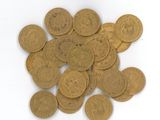 une pile de pièces d'or posée sur une surface blanche