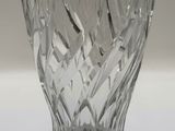 un gros plan d'un vase en verre posé sur une table